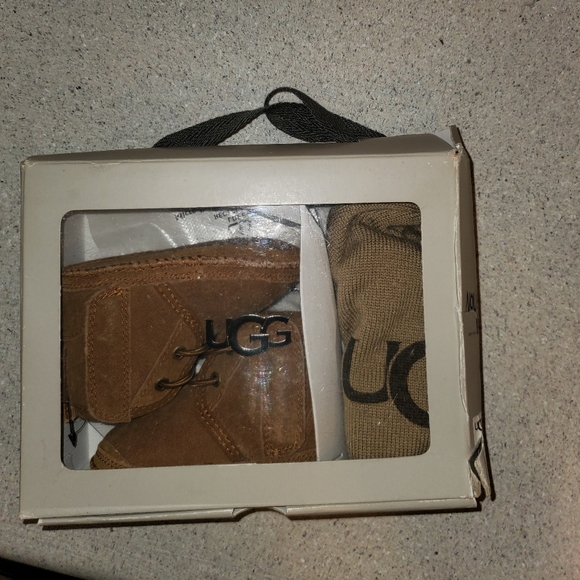 New UGGKids' Neumel and UGG Beanie Crib Shoe Gift Set (Infant) 2/3 6-12 mos. - Picture 5 of 13